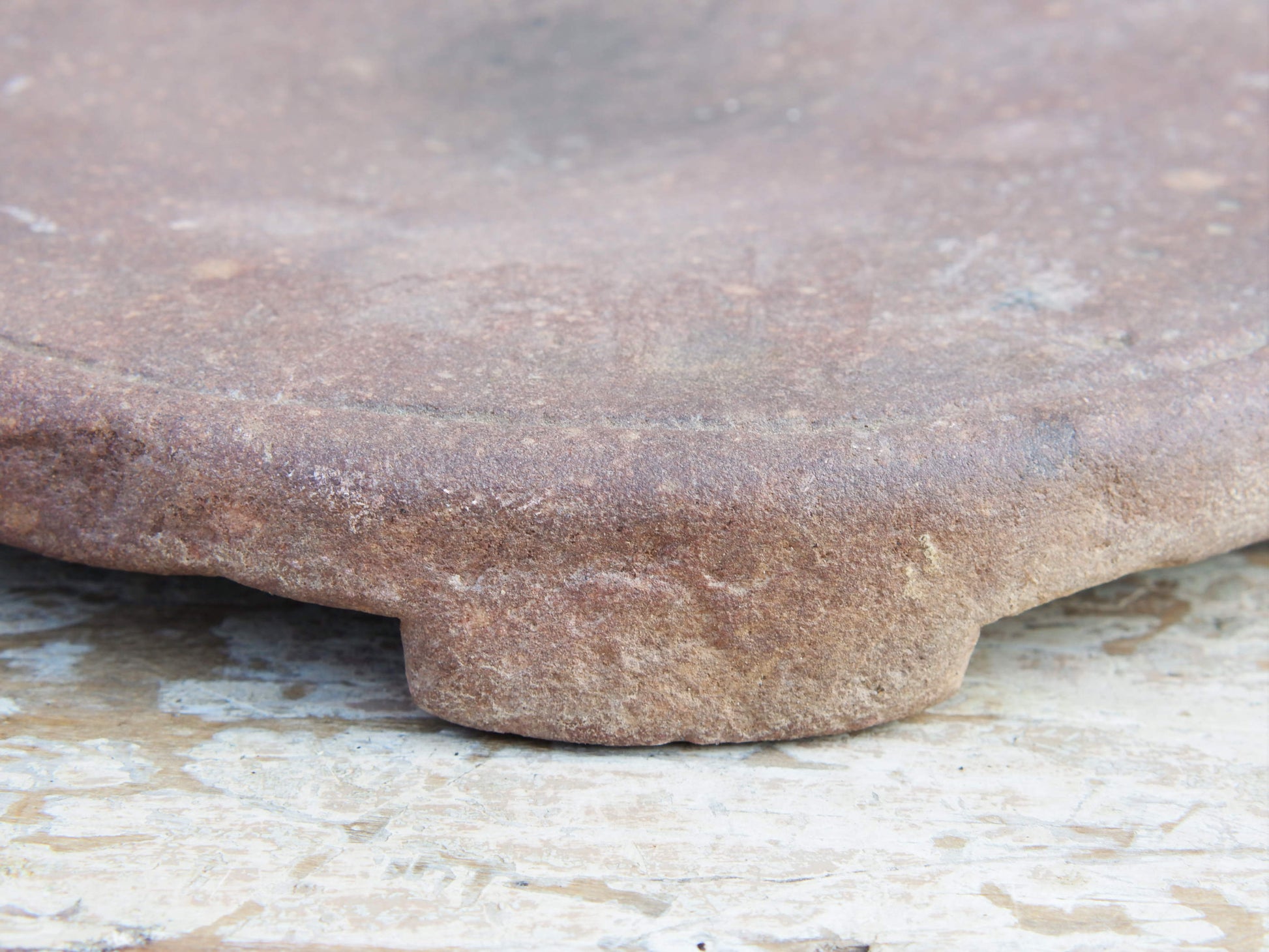 Originale antico piatto in pietra di sabbia antica usato in principio come piatto per chapati, tradizionale pane indiano, intagliato a mano. Databile anni 40.  dimensioni diametro 33, con manico 40, h 5cm.   disponibili vari modelli, contattare per info ed ulteriori foto mail info@etniko.it watshapp 0039 3338778241 fb/ig : etnikobycrosato