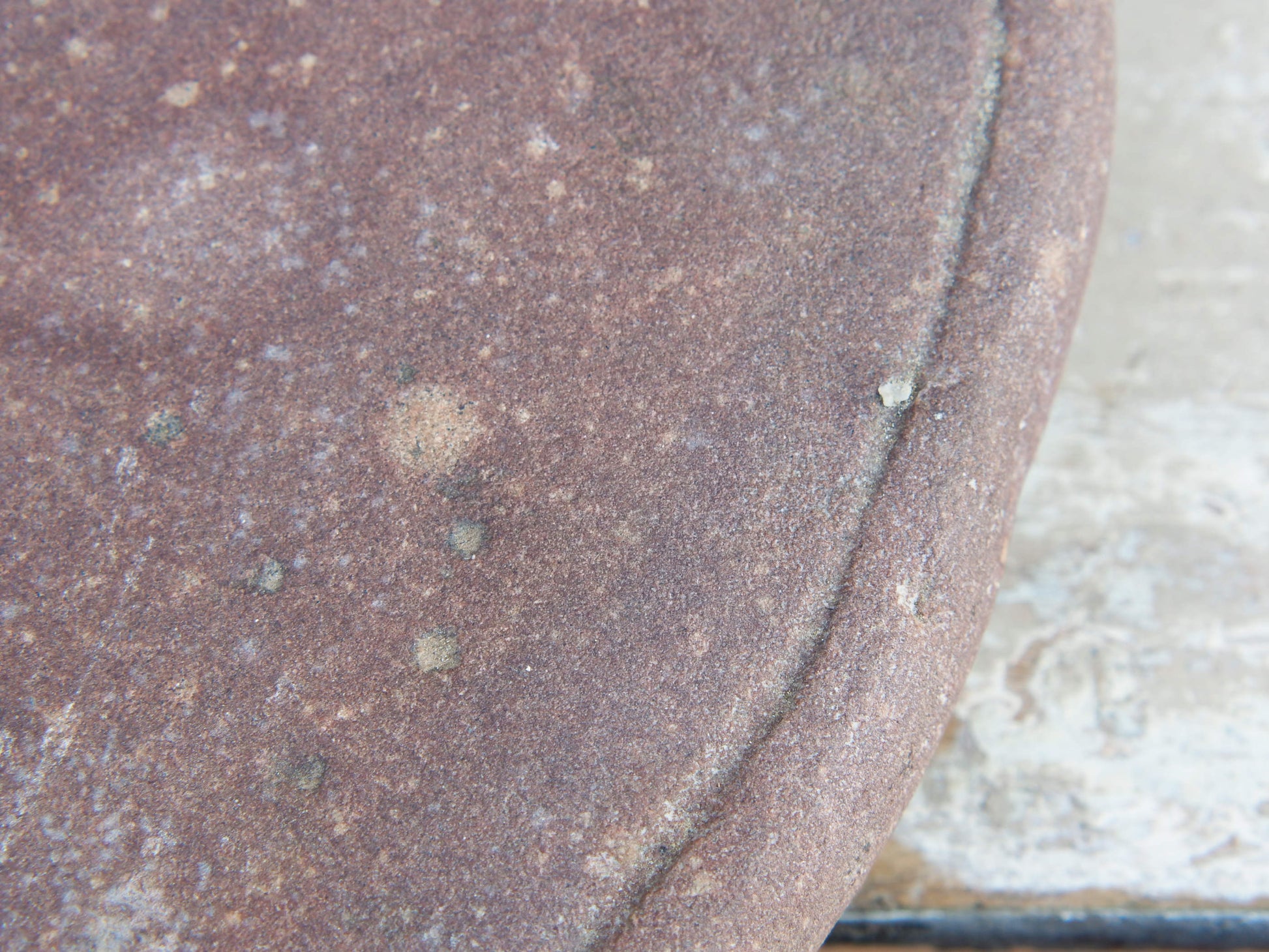 Originale antico piatto in pietra di sabbia antica usato in principio come piatto per chapati, tradizionale pane indiano, intagliato a mano. Databile anni 40.  dimensioni diametro 33, con manico 40, h 5cm.   disponibili vari modelli, contattare per info ed ulteriori foto mail info@etniko.it watshapp 0039 3338778241 fb/ig : etnikobycrosato