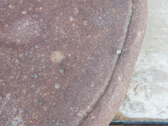 Originale antico piatto in pietra di sabbia antica usato in principio come piatto per chapati, tradizionale pane indiano, intagliato a mano. Databile anni 40.  dimensioni diametro 33, con manico 40, h 5cm.   disponibili vari modelli, contattare per info ed ulteriori foto mail info@etniko.it watshapp 0039 3338778241 fb/ig : etnikobycrosato
