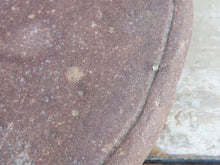 Carica l&#39;immagine nel visualizzatore di Gallery, Originale antico piatto in pietra di sabbia antica usato in principio come piatto per chapati, tradizionale pane indiano, intagliato a mano. Databile anni 40.  dimensioni diametro 33, con manico 40, h 5cm.   disponibili vari modelli, contattare per info ed ulteriori foto mail info@etniko.it watshapp 0039 3338778241 fb/ig : etnikobycrosato