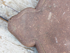 Originale antico piatto in pietra di sabbia antica usato in principio come piatto per chapati, tradizionale pane indiano, intagliato a mano. Databile anni 40.  dimensioni diametro 33, con manico 40, h 5cm.   disponibili vari modelli, contattare per info ed ulteriori foto mail info@etniko.it watshapp 0039 3338778241 fb/ig : etnikobycrosato
