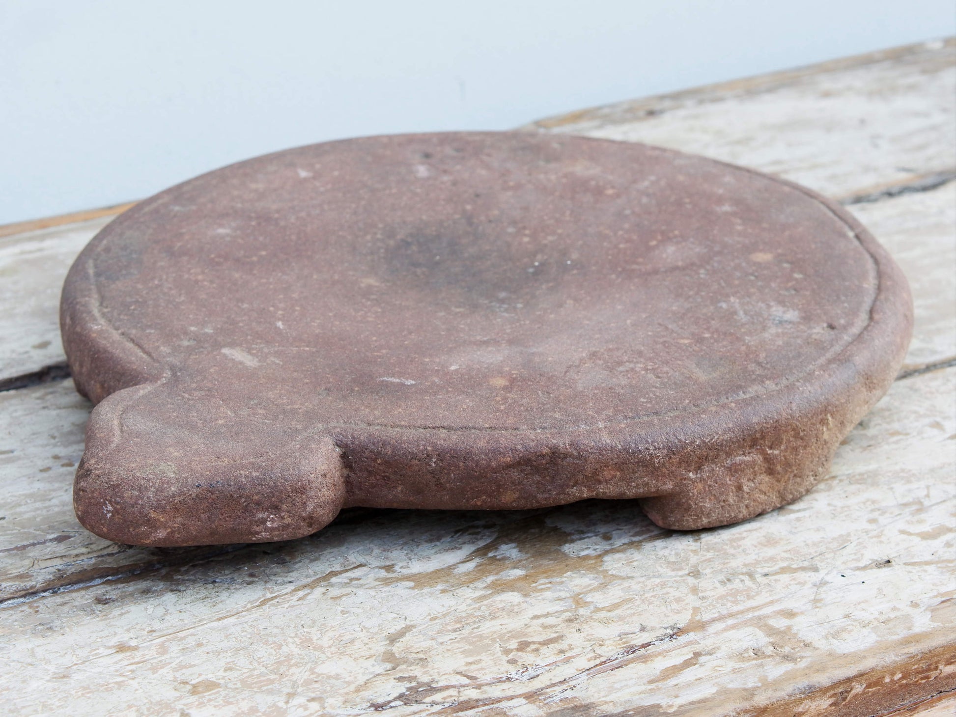 Originale antico piatto in pietra di sabbia antica usato in principio come piatto per chapati, tradizionale pane indiano, intagliato a mano. Databile anni 40.  dimensioni diametro 33, con manico 40, h 5cm.   disponibili vari modelli, contattare per info ed ulteriori foto mail info@etniko.it watshapp 0039 3338778241 fb/ig : etnikobycrosato