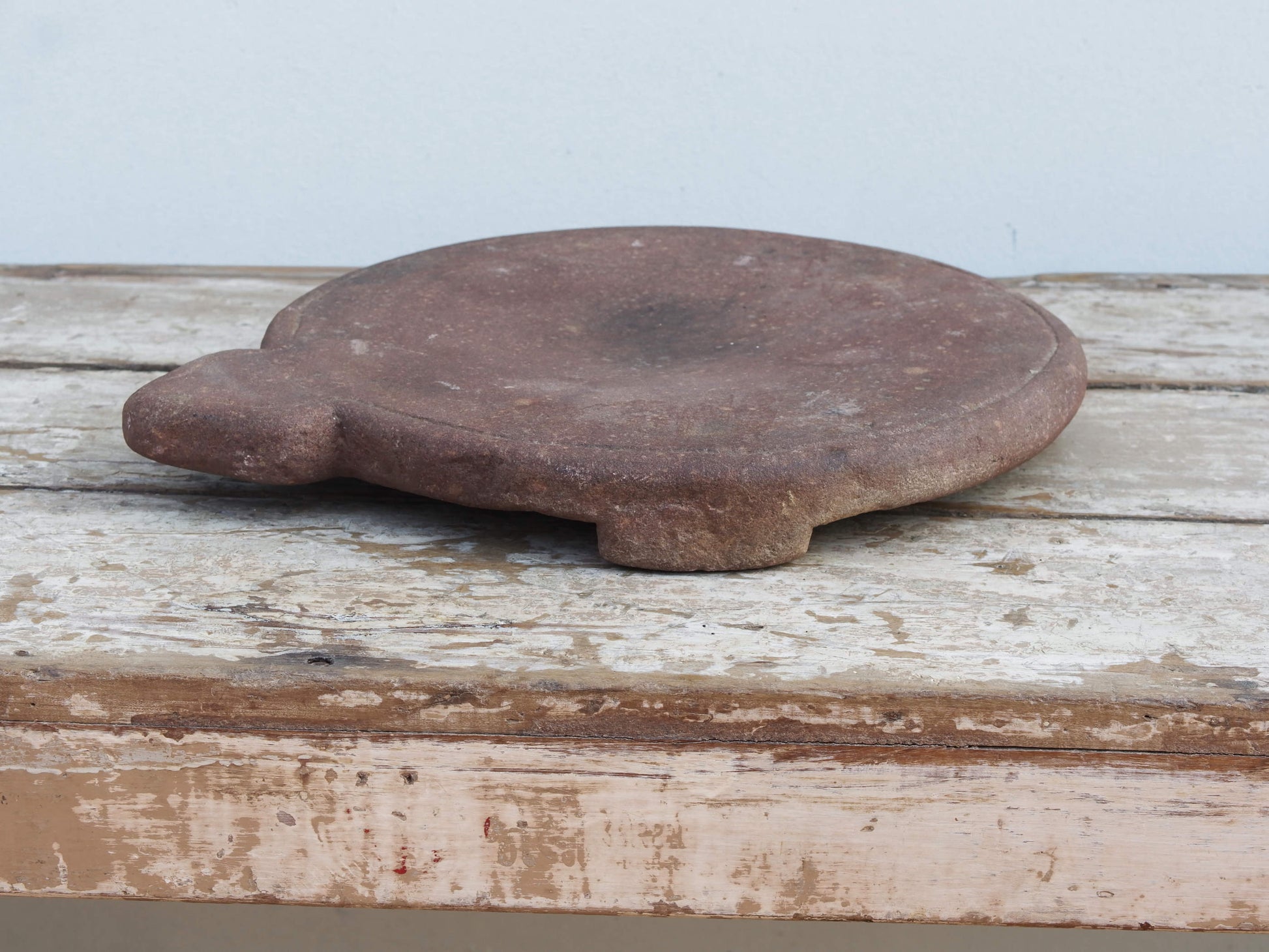 Originale antico piatto in pietra di sabbia antica usato in principio come piatto per chapati, tradizionale pane indiano, intagliato a mano. Databile anni 40.  dimensioni diametro 33, con manico 40, h 5cm.   disponibili vari modelli, contattare per info ed ulteriori foto mail info@etniko.it watshapp 0039 3338778241 fb/ig : etnikobycrosato