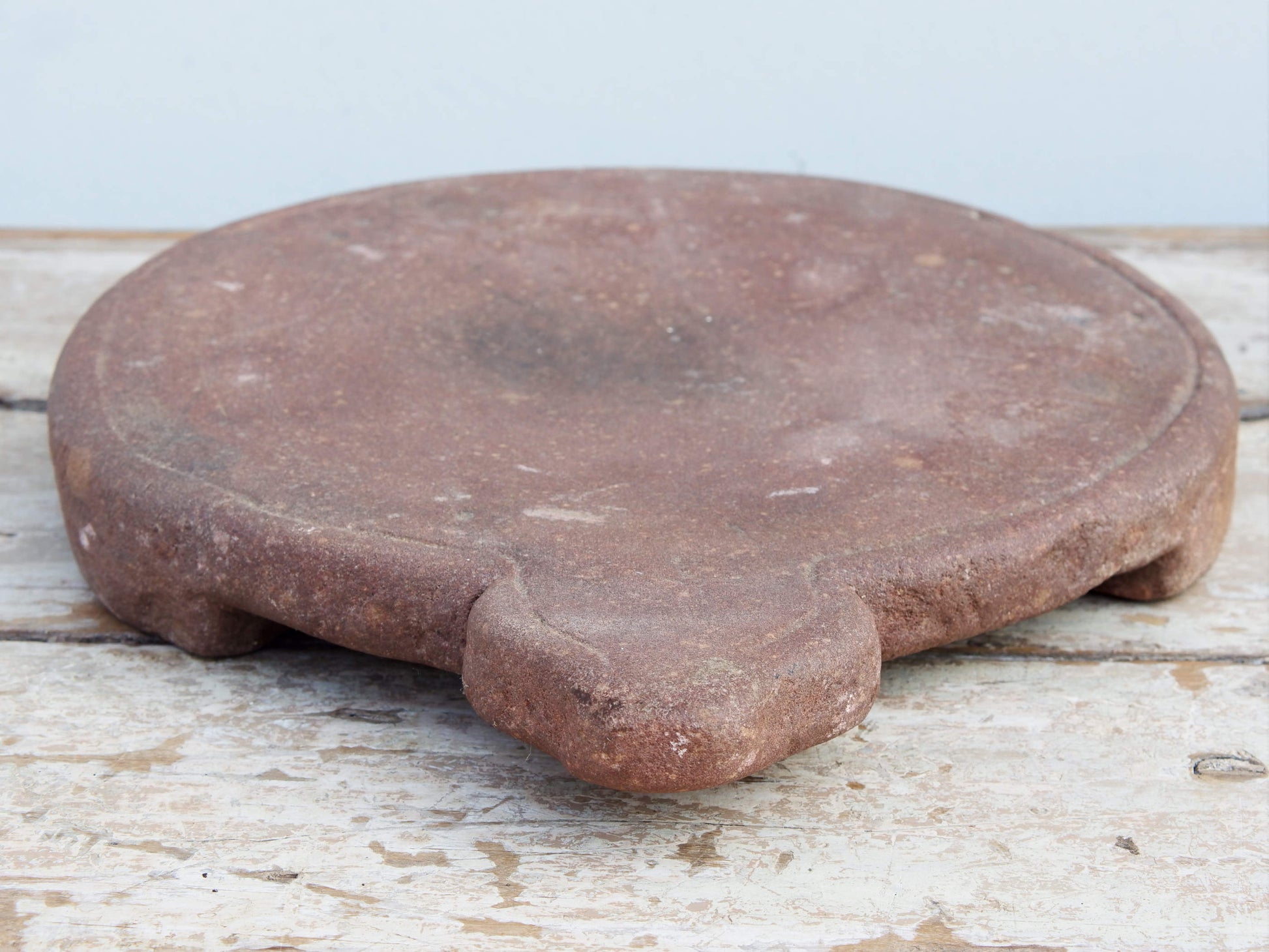 Originale antico piatto in pietra di sabbia antica usato in principio come piatto per chapati, tradizionale pane indiano, intagliato a mano. Databile anni 40.  dimensioni diametro 33, con manico 40, h 5cm.   disponibili vari modelli, contattare per info ed ulteriori foto mail info@etniko.it watshapp 0039 3338778241 fb/ig : etnikobycrosato