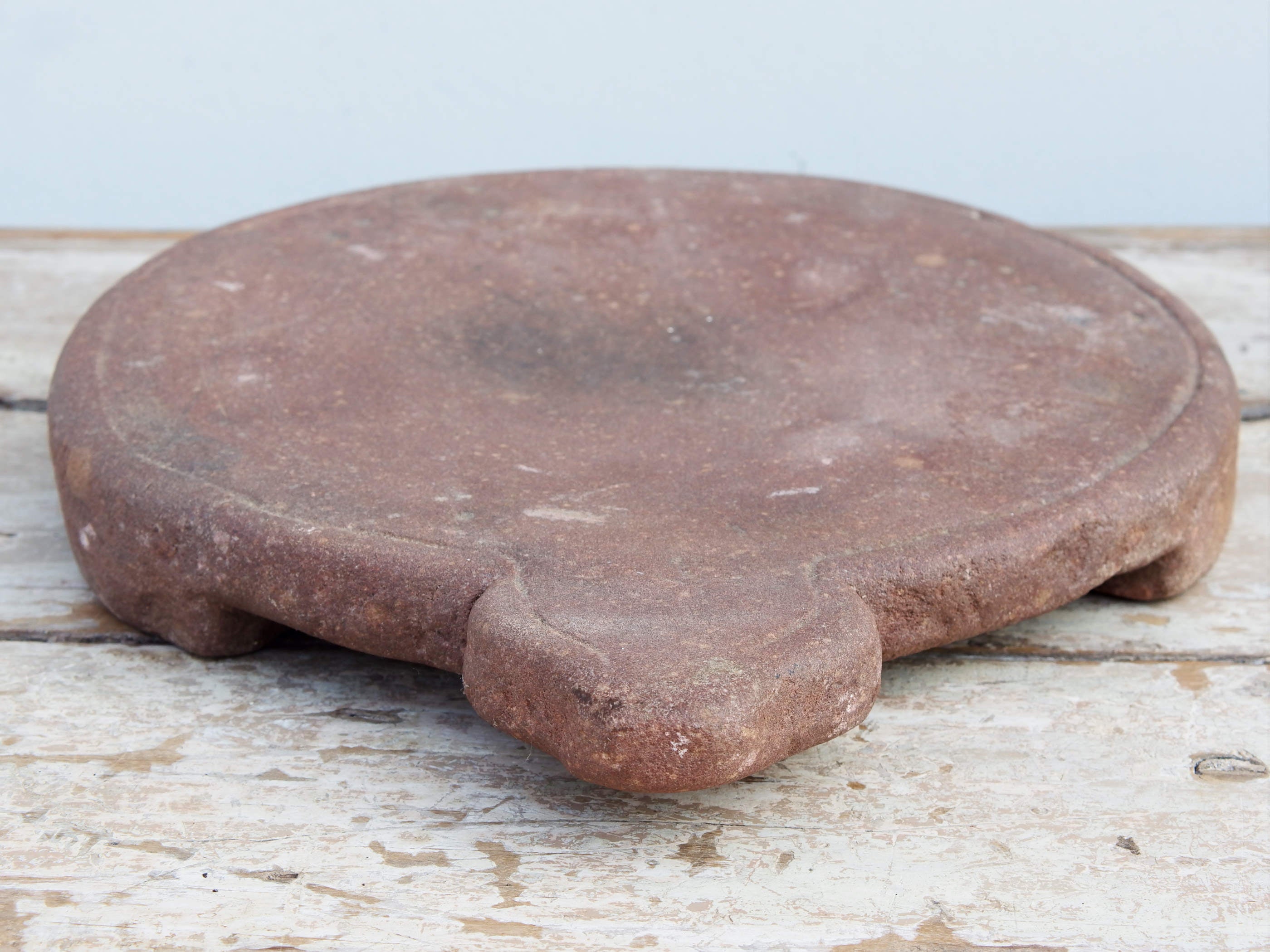 Originale antico piatto in pietra di sabbia antica usato in principio come piatto per chapati, tradizionale pane indiano, intagliato a mano. Databile anni 40.  dimensioni diametro 33, con manico 40, h 5cm.   disponibili vari modelli, contattare per info ed ulteriori foto mail info@etniko.it watshapp 0039 3338778241 fb/ig : etnikobycrosato