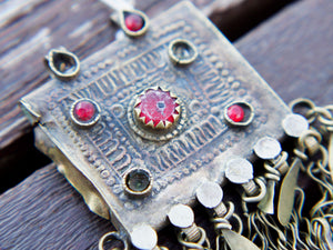 vecchio pendaglio afgano, pakistano in argentone con inserti in resina. pezzo unico lavorato a mano inciso. finito con campanelline.   dimensioni 6x9 h11cm, peso 44grammi 