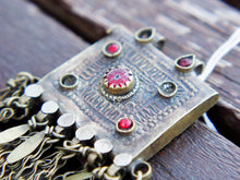 Carica l&#39;immagine nel visualizzatore di Gallery, vecchio pendaglio afgano, pakistano in argentone con inserti in resina. pezzo unico lavorato a mano inciso. finito con campanelline.   dimensioni 6x9 h11cm, peso 44grammi 