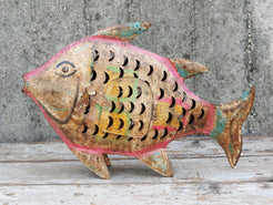 portacandele pesce in metallo dipinto, india.  disponibili piu' pezzi in più colori come da foto.  dimensioni 46x10 h32cm