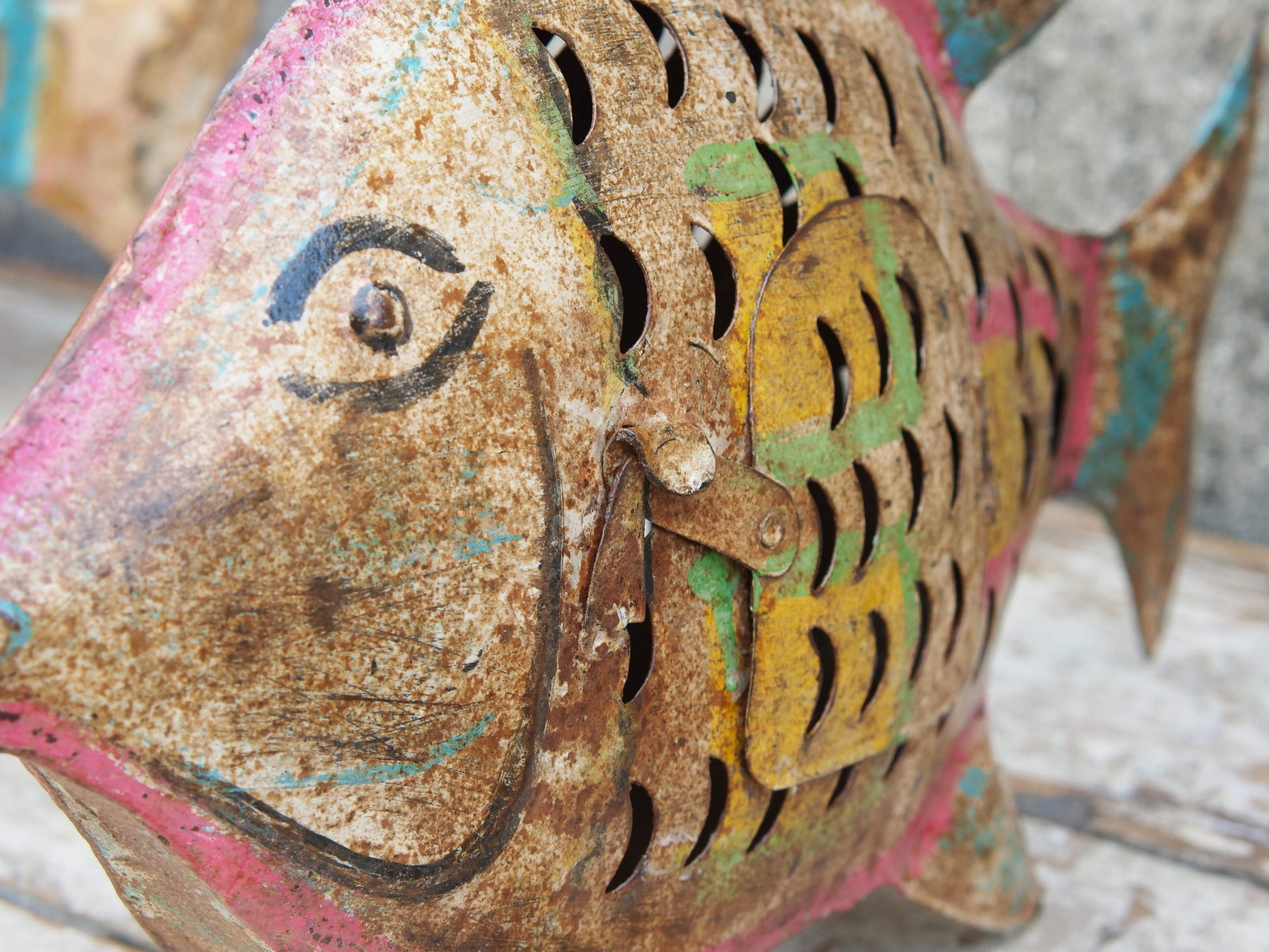 portacandele pesce in metallo dipinto, india.  disponibili piu' pezzi in più colori come da foto.  dimensioni 46x10 h32cm