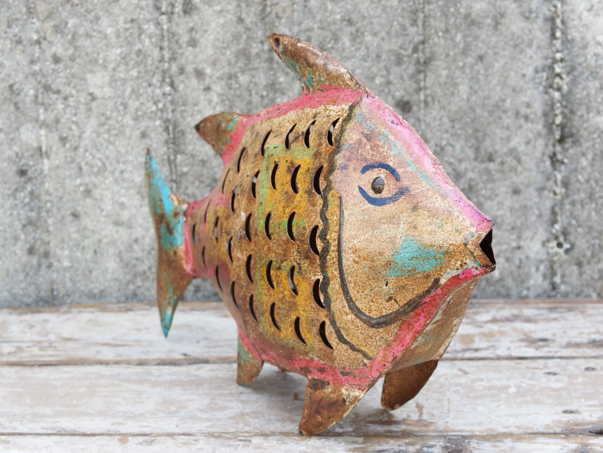 portacandele pesce in metallo dipinto, india.  disponibili piu' pezzi in più colori come da foto.  dimensioni 46x10 h32cm
