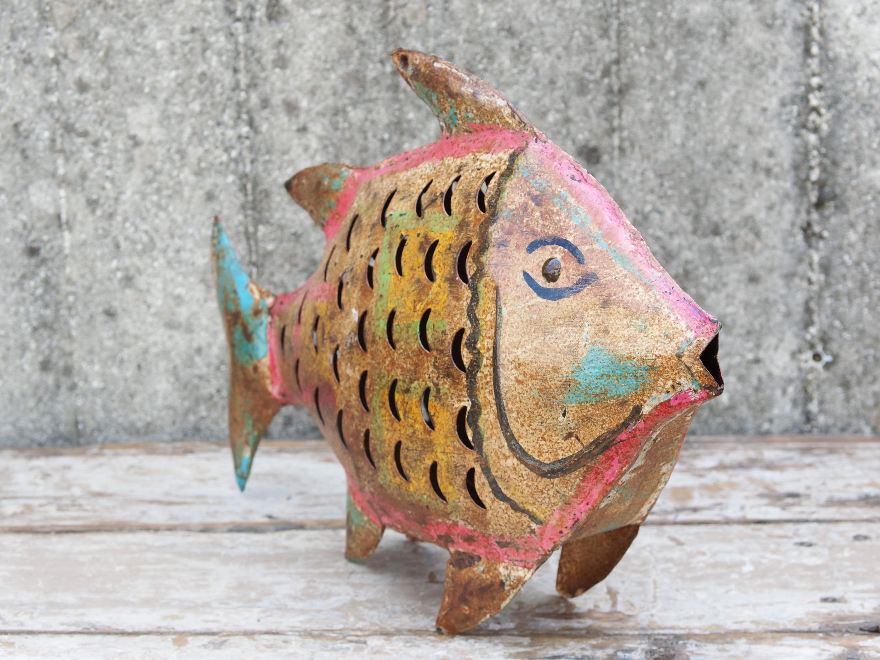 portacandele pesce in metallo dipinto, india.  disponibili piu' pezzi in più colori come da foto.  dimensioni 46x10 h32cm