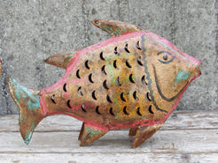 portacandele pesce in metallo dipinto, india.  disponibili piu' pezzi in più colori come da foto.  dimensioni 46x10 h32cm