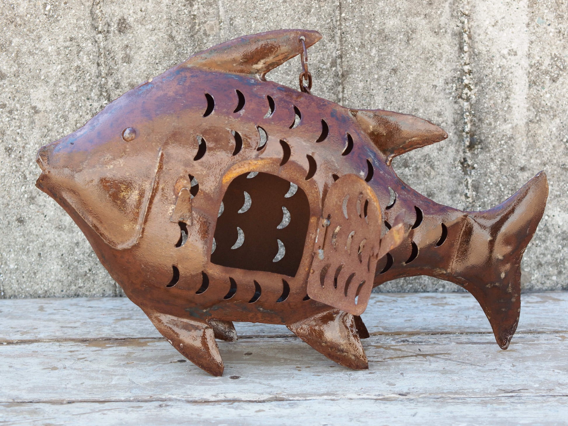 portacandele pesce in metallo, india, con catena per appendere.   dimensioni 46x10 h32cm lunghezza catena 26cm