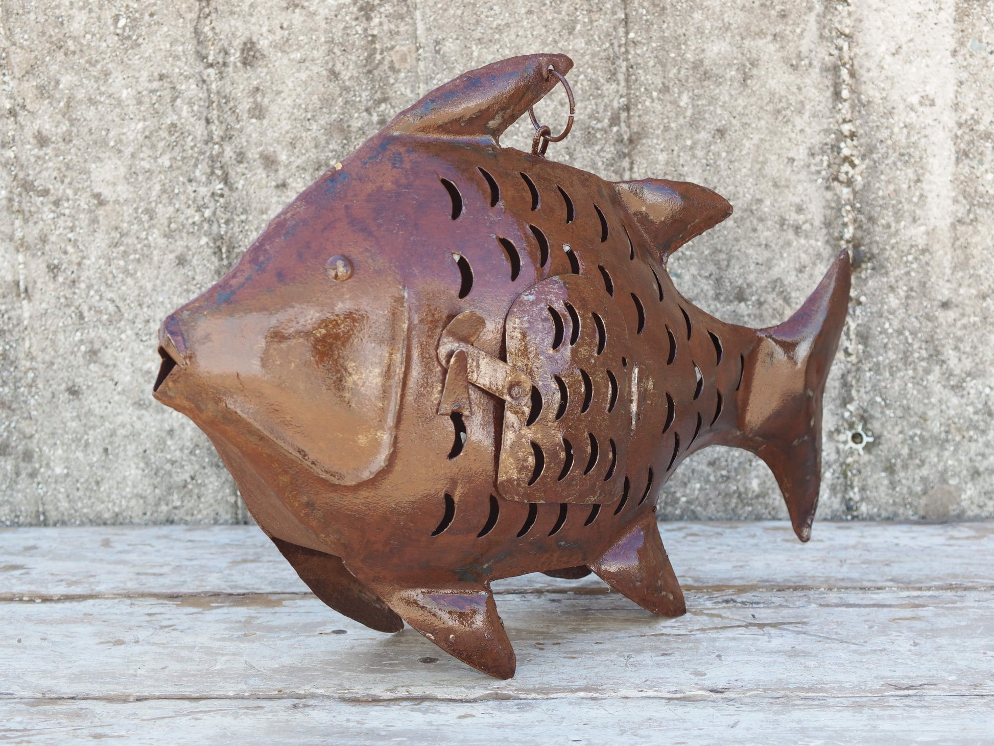portacandele pesce in metallo, india, con catena per appendere.   dimensioni 46x10 h32cm lunghezza catena 26cm