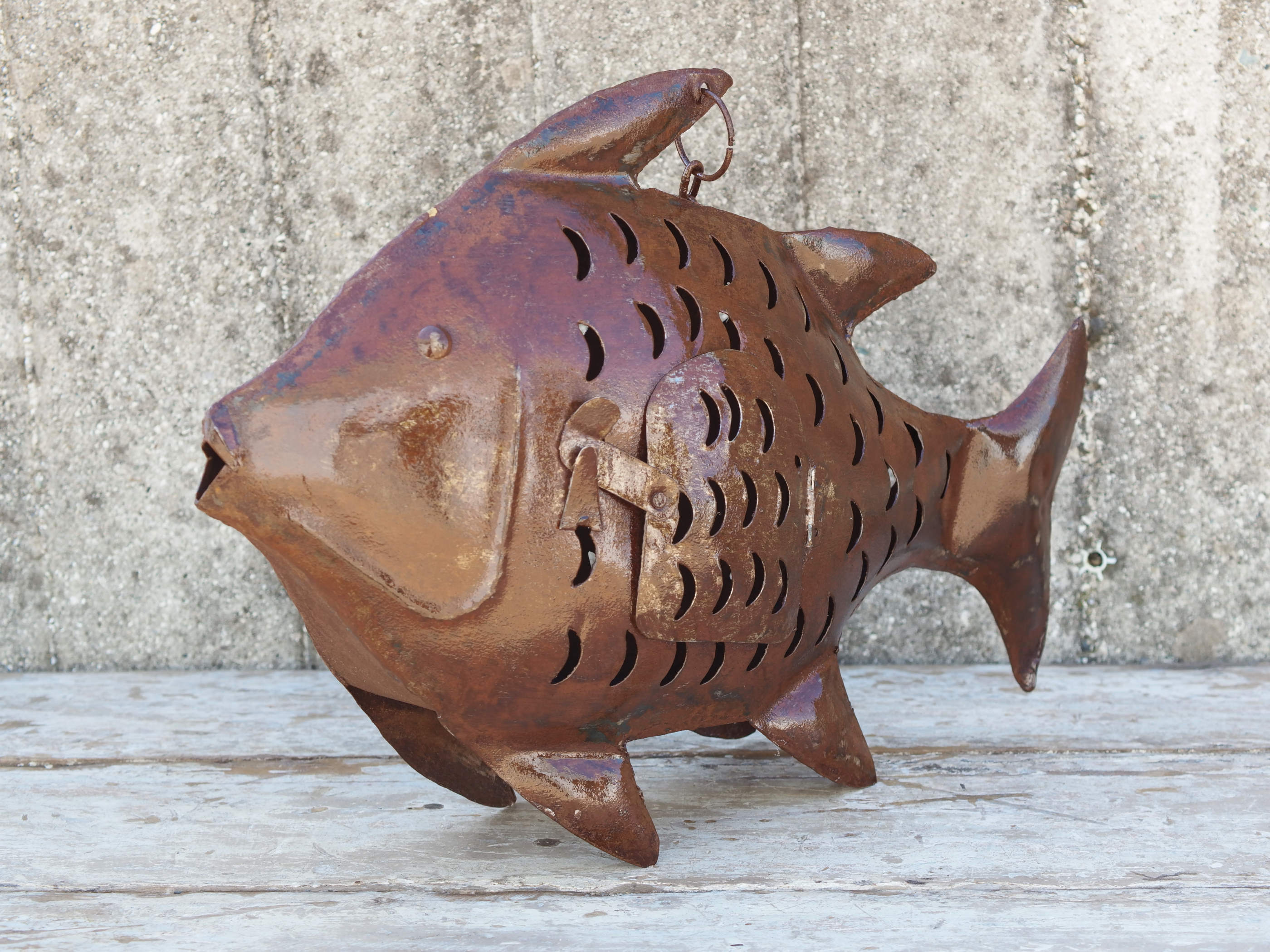 portacandele pesce in metallo, india, con catena per appendere.   dimensioni 46x10 h32cm lunghezza catena 26cm