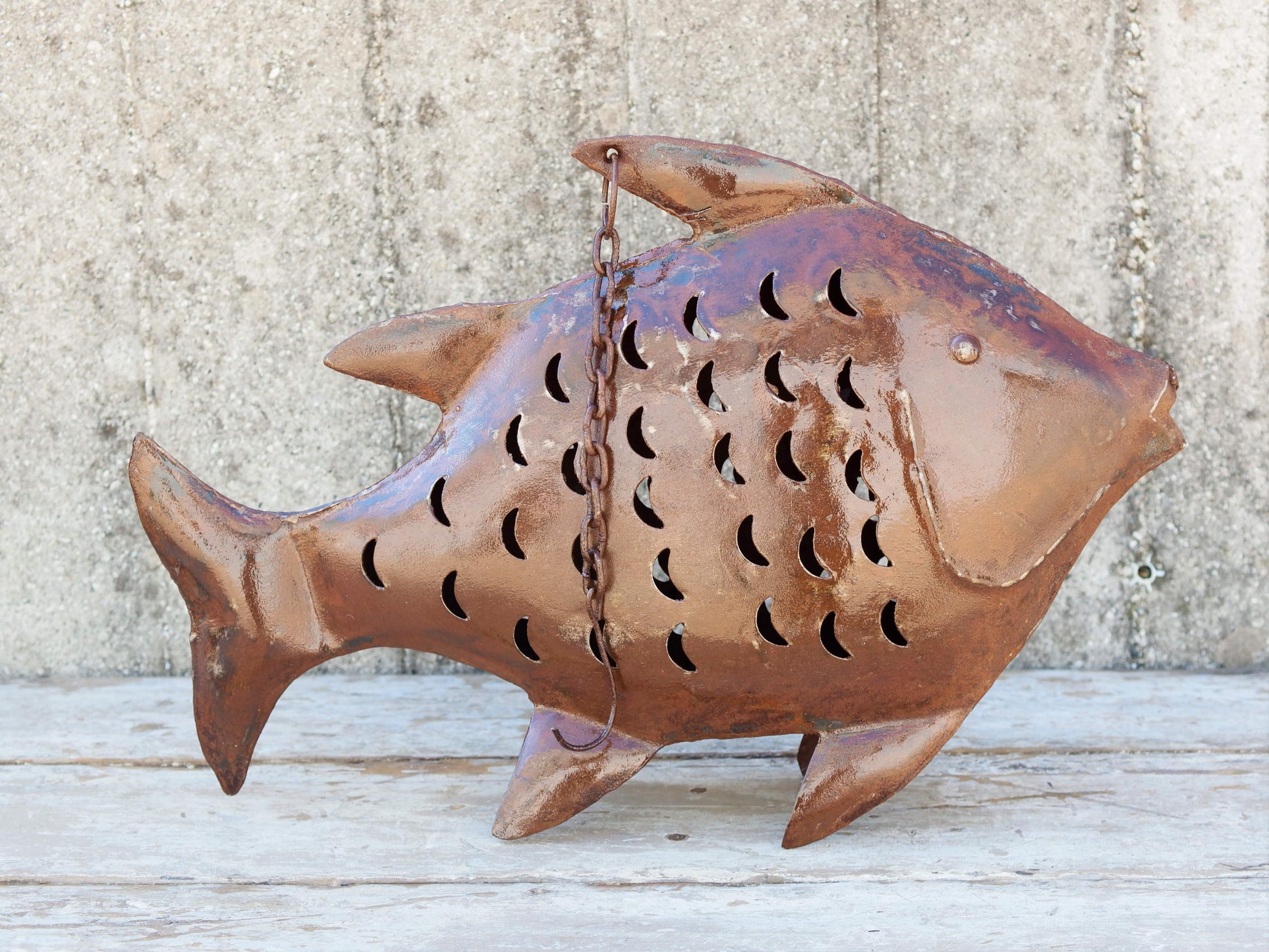 portacandele pesce in metallo, india, con catena per appendere.   dimensioni 46x10 h32cm lunghezza catena 26cm