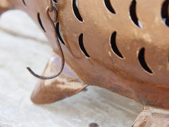 portacandele pesce in metallo, india, con catena per appendere.   dimensioni 46x10 h32cm lunghezza catena 26cm