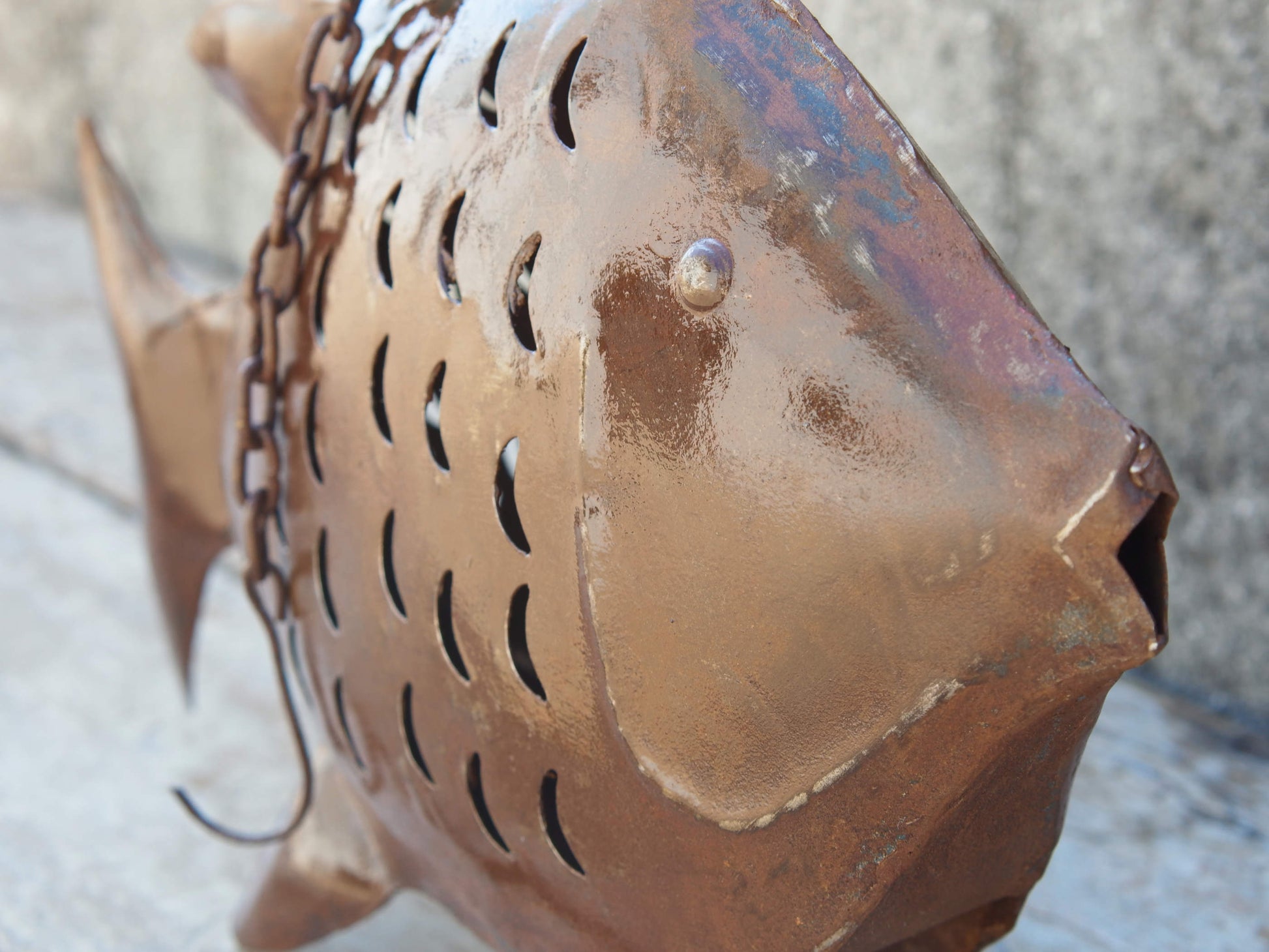 portacandele pesce in metallo, india, con catena per appendere.   dimensioni 46x10 h32cm lunghezza catena 26cm