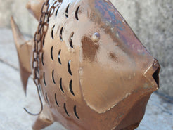 portacandele pesce in metallo, india, con catena per appendere.   dimensioni 46x10 h32cm lunghezza catena 26cm