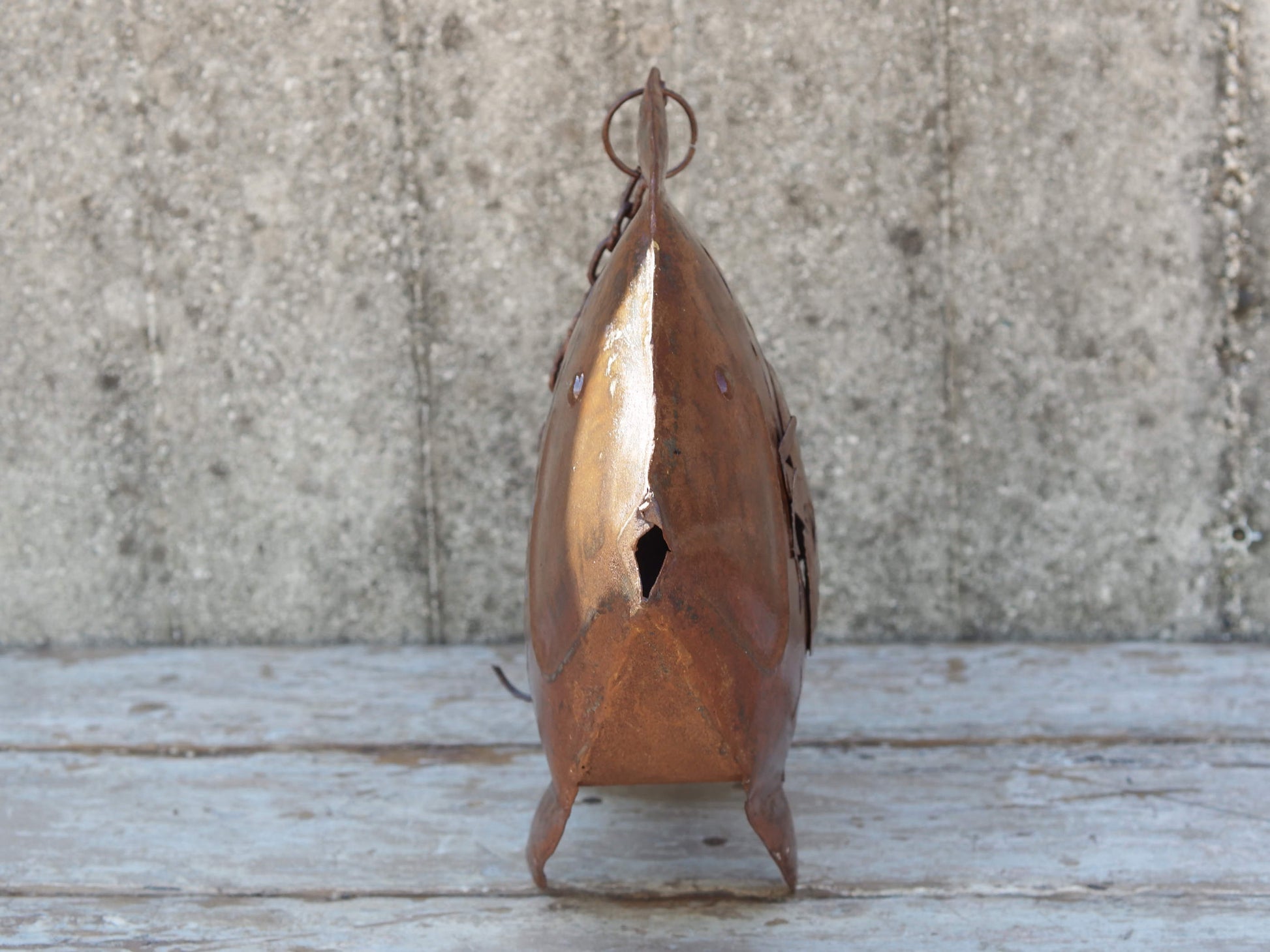 portacandele pesce in metallo, india, con catena per appendere.   dimensioni 46x10 h32cm lunghezza catena 26cm