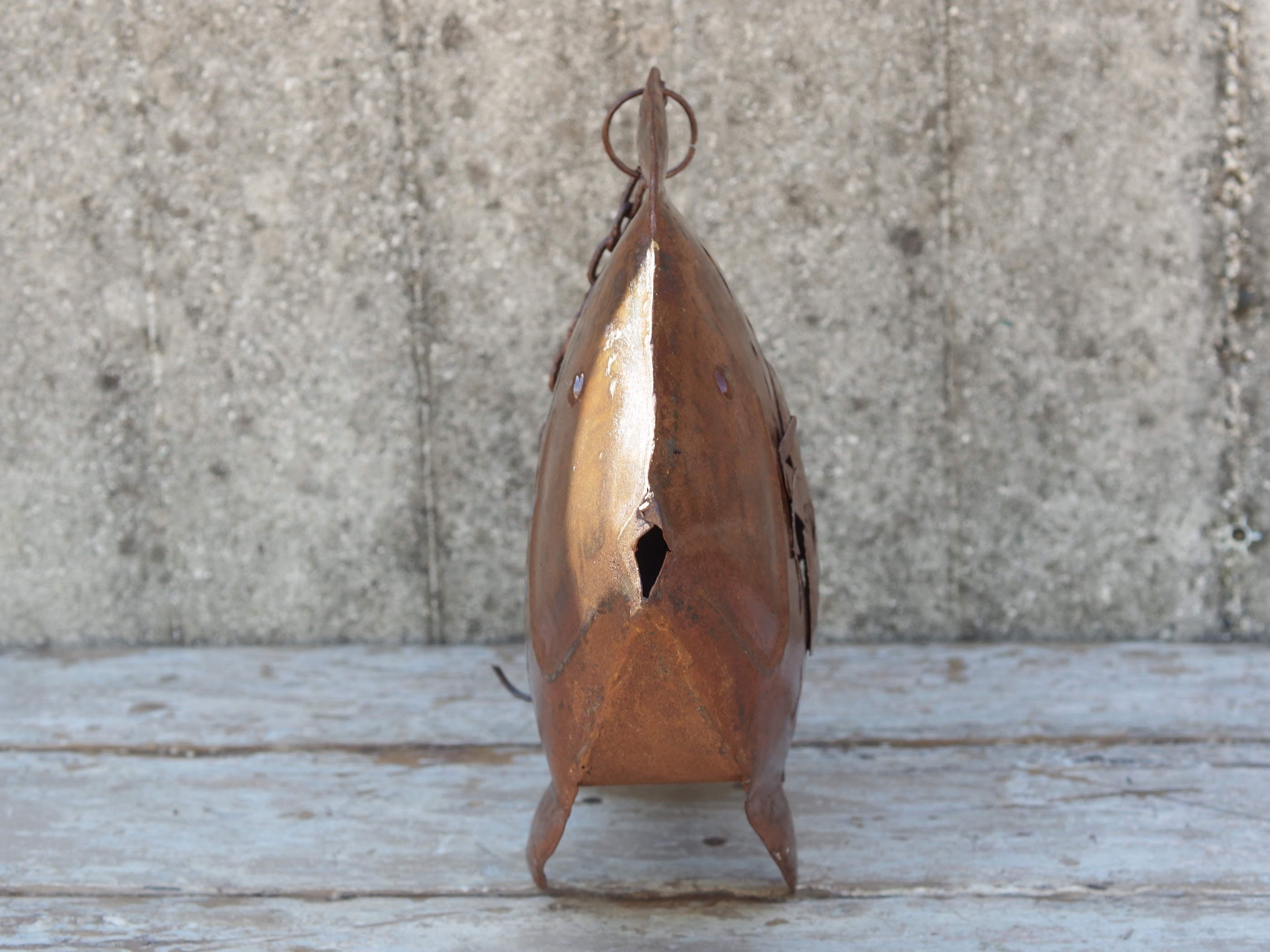 portacandele pesce in metallo, india, con catena per appendere.   dimensioni 46x10 h32cm lunghezza catena 26cm