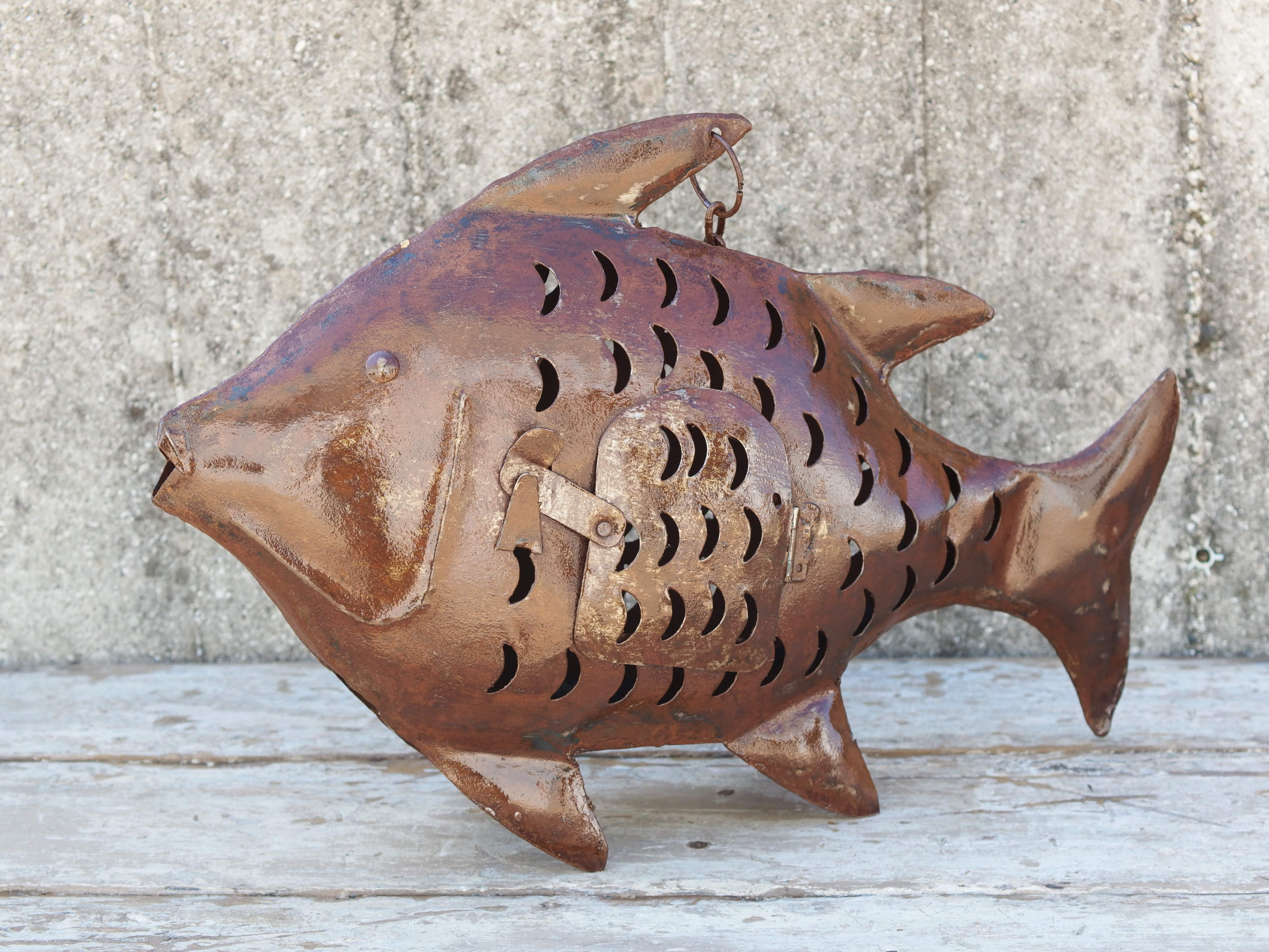 portacandele pesce in metallo, india, con catena per appendere.   dimensioni 46x10 h32cm lunghezza catena 26cm