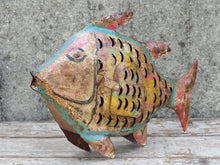 Carica l&#39;immagine nel visualizzatore di Gallery, portacandele pesce in metallo dipinto, india. disponibili piu&#39; pezzi in più colori come da foto.  dimensioni 46x10 h32cm