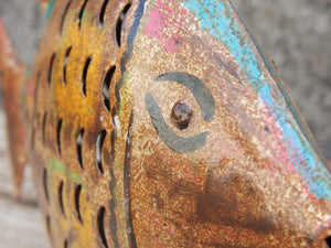 portacandele pesce in metallo dipinto, india. disponibili piu' pezzi in più colori come da foto.  dimensioni 46x10 h32cm