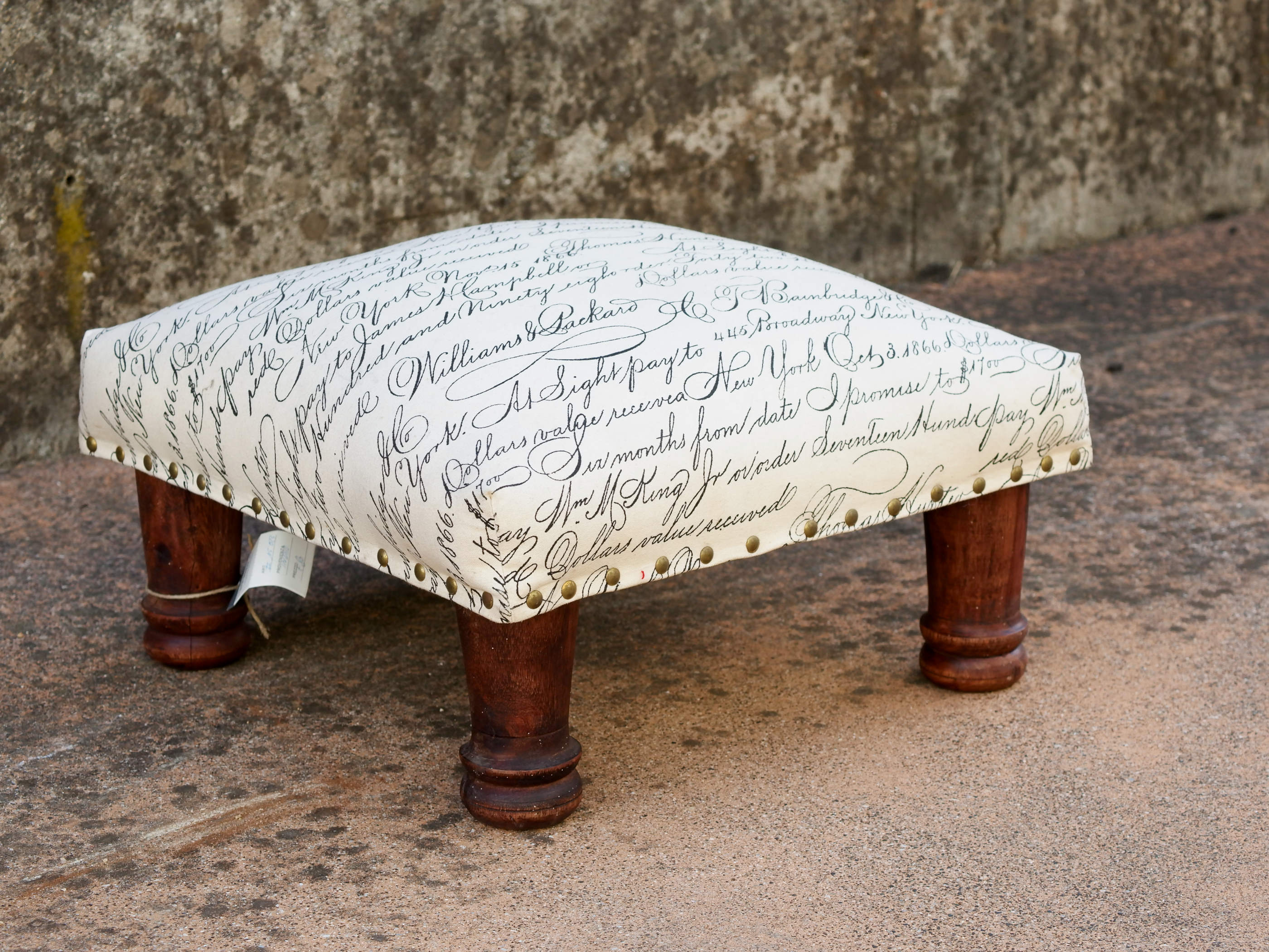 Pouff Indiano imbottito su struttura in legno massello, Lavorato artigianalmente ed assemblato a mano. Prodotto unico ed artigianale al 100%.  Dimensioni 42x42xh22cm.  per info ed ulteriori foto 0039 3338778241 info@etniko.it www.etniko.it ig , fb pinterest etniko by crosato