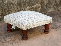 Pouff Indiano imbottito su struttura in legno massello, Lavorato artigianalmente ed assemblato a mano. Prodotto unico ed artigianale al 100%.  Dimensioni 42x42xh22cm.  per info ed ulteriori foto 0039 3338778241 info@etniko.it www.etniko.it ig , fb pinterest etniko by crosato