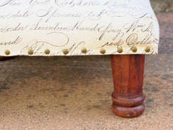Pouff Indiano imbottito su struttura in legno massello, Lavorato artigianalmente ed assemblato a mano. Prodotto unico ed artigianale al 100%.  Dimensioni 42x42xh22cm.  per info ed ulteriori foto 0039 3338778241 info@etniko.it www.etniko.it ig , fb pinterest etniko by crosato