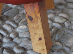 Pouff, sgabello Indiano imbottito, prodotto artigianalmente ed assemblato a mano.  Dimensioni diametro 39 h 46 cm.