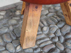 Pouff, sgabello Indiano imbottito, prodotto artigianalmente ed assemblato a mano.  Dimensioni diametro 39 h 46 cm.