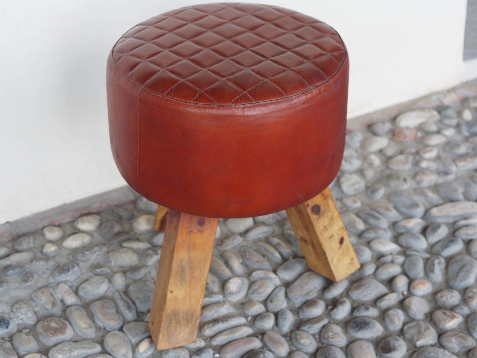 Pouff, sgabello Indiano imbottito, prodotto artigianalmente ed assemblato a mano.  Dimensioni diametro 39 h 46 cm.