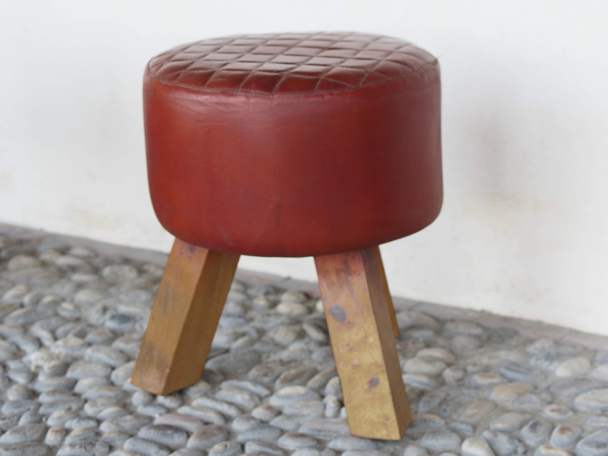Pouff, sgabello Indiano imbottito, prodotto artigianalmente ed assemblato a mano.  Dimensioni diametro 39 h 46 cm.