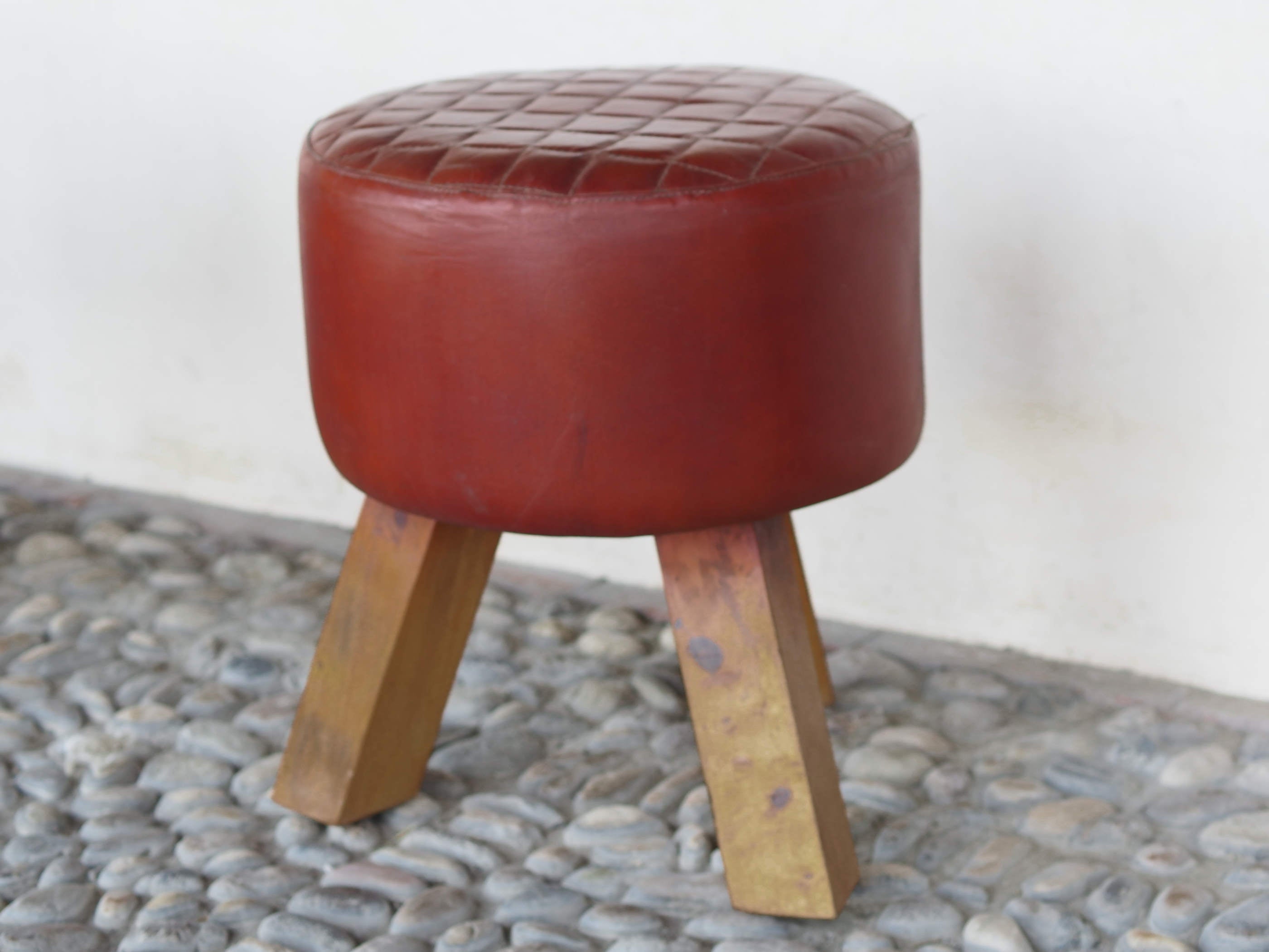 Pouff, sgabello Indiano imbottito, prodotto artigianalmente ed assemblato a mano.  Dimensioni diametro 39 h 46 cm.