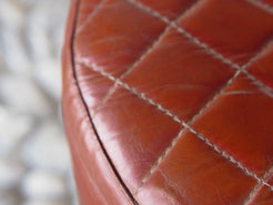 Pouff, sgabello Indiano imbottito, prodotto artigianalmente ed assemblato a mano.  Dimensioni diametro 39 h 46 cm.