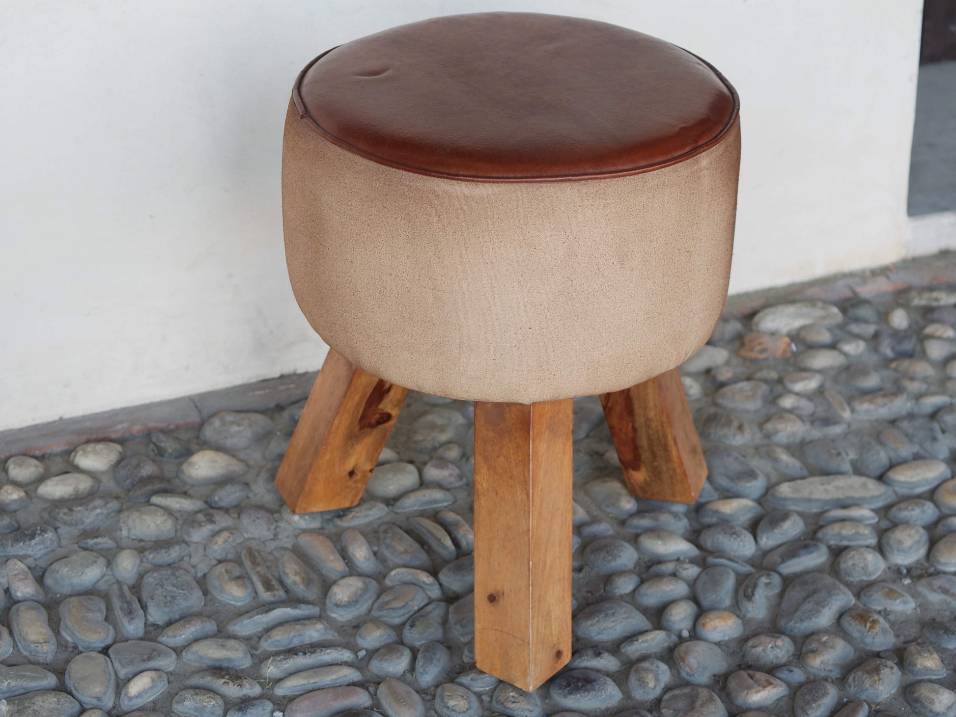 Pouff, sgabello Indiano imbottito, prodotto artigianalmente ed assemblato a mano.  Dimensioni diametro 39 h 46 cm.