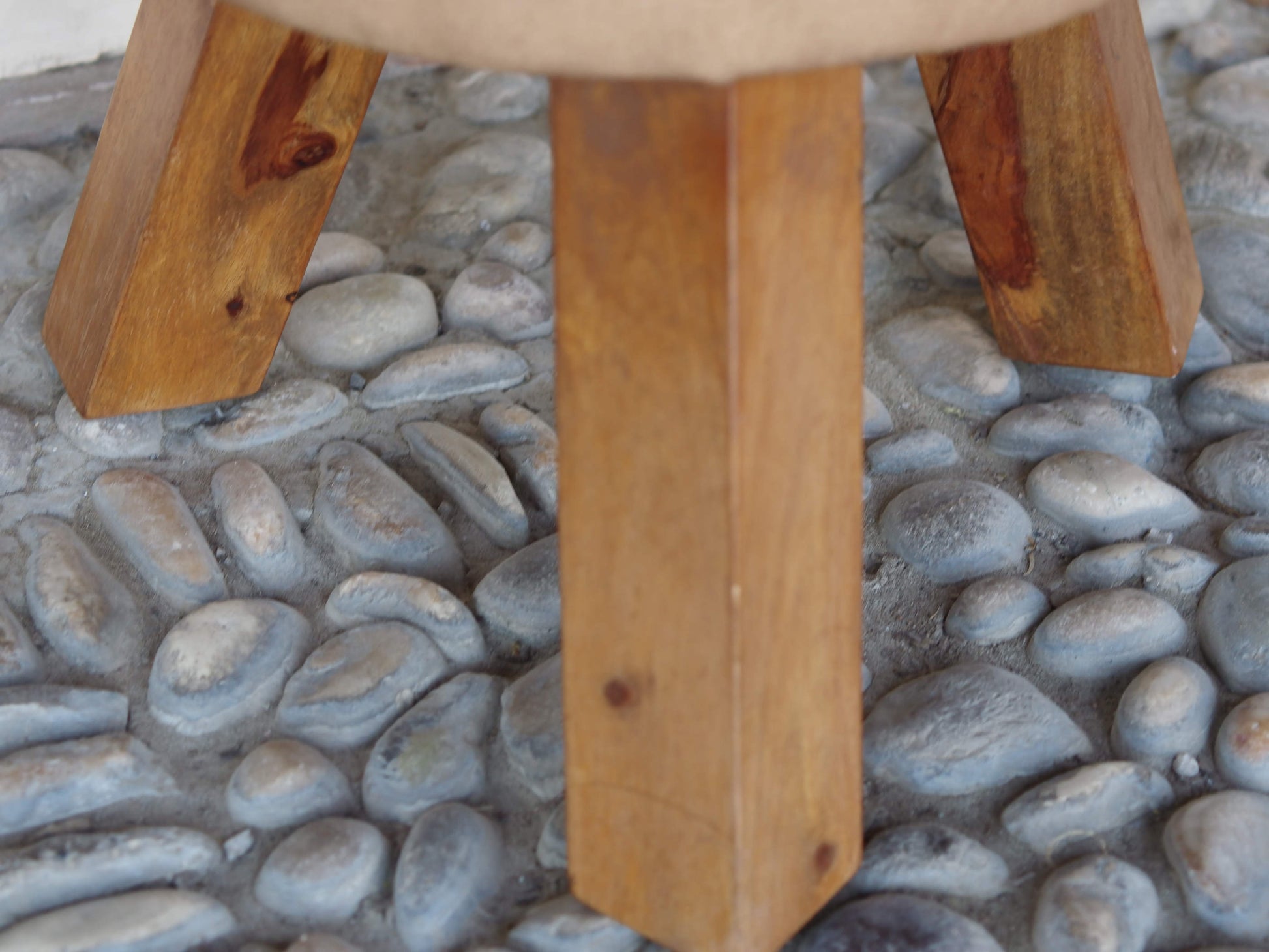 Pouff, sgabello Indiano imbottito, prodotto artigianalmente ed assemblato a mano.  Dimensioni diametro 39 h 46 cm.