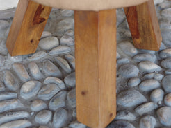 Pouff, sgabello Indiano imbottito, prodotto artigianalmente ed assemblato a mano.  Dimensioni diametro 39 h 46 cm.