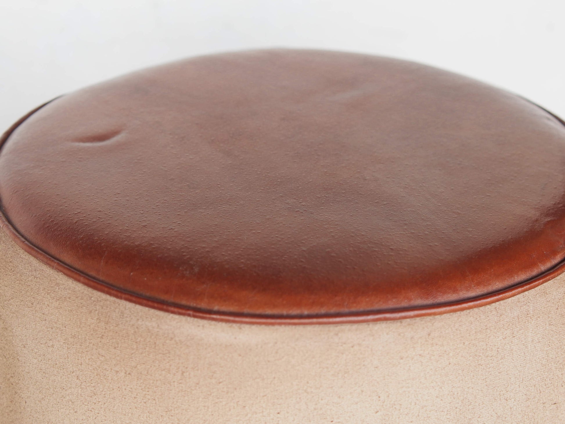 Pouff, sgabello Indiano imbottito, prodotto artigianalmente ed assemblato a mano.  Dimensioni diametro 39 h 46 cm.