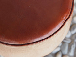 Pouff, sgabello Indiano imbottito, prodotto artigianalmente ed assemblato a mano.  Dimensioni diametro 39 h 46 cm.