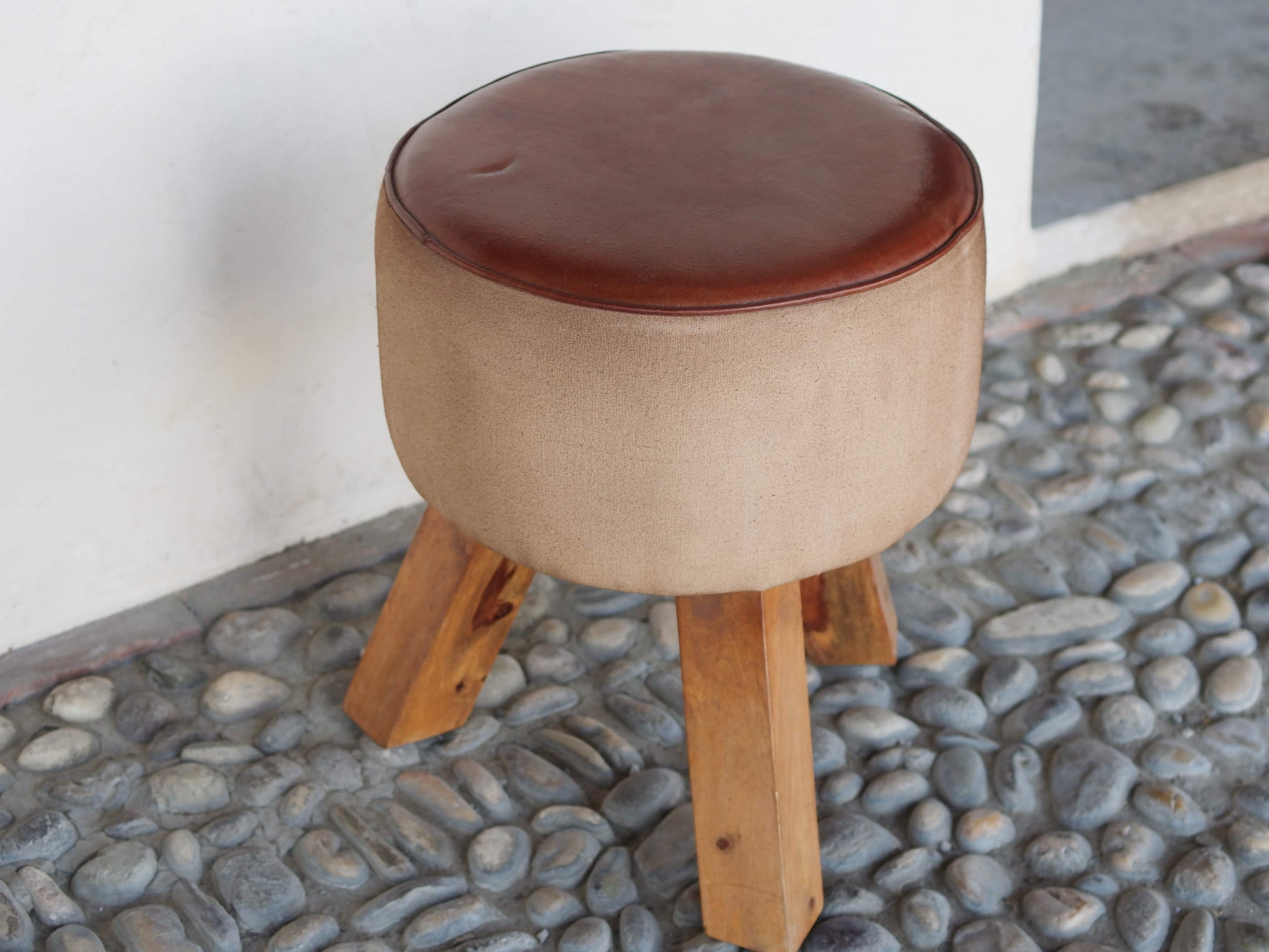 Pouff, sgabello Indiano imbottito, prodotto artigianalmente ed assemblato a mano.  Dimensioni diametro 39 h 46 cm.