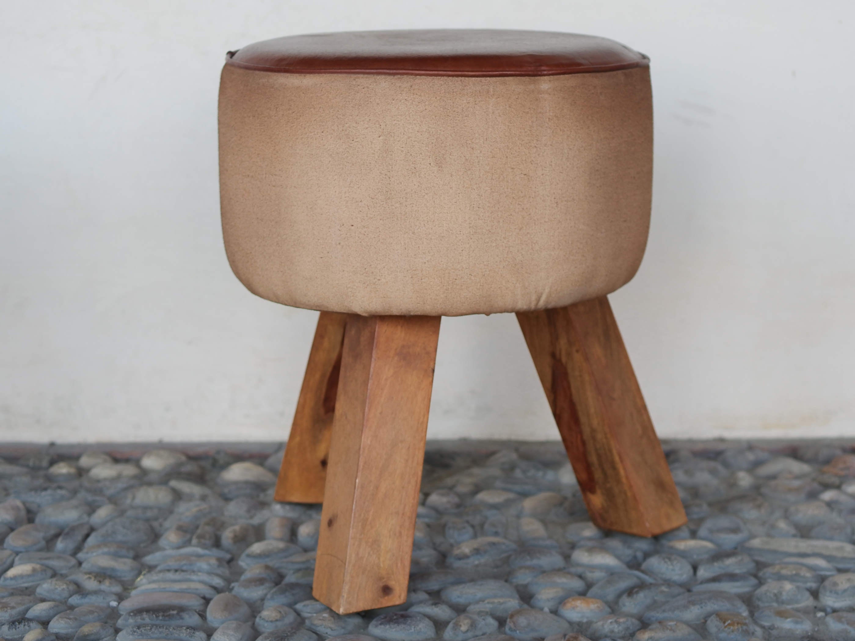 Pouff, sgabello Indiano imbottito, prodotto artigianalmente ed assemblato a mano.  Dimensioni diametro 39 h 46 cm.