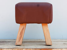 Carica l&#39;immagine nel visualizzatore di Gallery, Seggiolina indiana con seduta rettangolare in pelle marrone e gambe in legno di teak. Realizzato artigianalmente ed assemblato a mano. Pezzo unico.  Dimensioni diametro 40x23xh42cm.    per info ed ulteriori foto 0039 3338778241 info@etniko.it ig , fb pinterest etniko by crosato