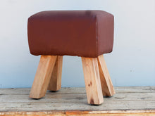 Carica l&#39;immagine nel visualizzatore di Gallery, Seggiolina indiana con seduta rettangolare in pelle marrone e gambe in legno di teak. Realizzato artigianalmente ed assemblato a mano. Pezzo unico.  Dimensioni diametro 40x23xh42cm.    per info ed ulteriori foto 0039 3338778241 info@etniko.it ig , fb pinterest etniko by crosato