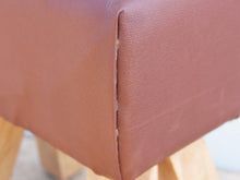 Carica l&#39;immagine nel visualizzatore di Gallery, Seggiolina indiana con seduta rettangolare in pelle marrone e gambe in legno di teak. Realizzato artigianalmente ed assemblato a mano. Pezzo unico.  Dimensioni diametro 40x23xh42cm.    per info ed ulteriori foto 0039 3338778241 info@etniko.it ig , fb pinterest etniko by crosato
