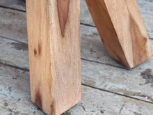 Carica l&#39;immagine nel visualizzatore di Gallery, Seggiolina indiana con seduta rettangolare in pelle marrone e gambe in legno di teak. Realizzato artigianalmente ed assemblato a mano. Pezzo unico.  Dimensioni diametro 40x23xh42cm.    per info ed ulteriori foto 0039 3338778241 info@etniko.it ig , fb pinterest etniko by crosato