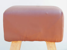 Carica l&#39;immagine nel visualizzatore di Gallery, Seggiolina indiana con seduta rettangolare in pelle marrone e gambe in legno di teak. Realizzato artigianalmente ed assemblato a mano. Pezzo unico.  Dimensioni diametro 40x23xh42cm.    per info ed ulteriori foto 0039 3338778241 info@etniko.it ig , fb pinterest etniko by crosato