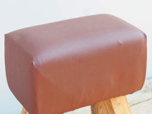 Carica l&#39;immagine nel visualizzatore di Gallery, Seggiolina indiana con seduta rettangolare in pelle marrone e gambe in legno di teak. Realizzato artigianalmente ed assemblato a mano. Pezzo unico.  Dimensioni diametro 40x23xh42cm.    per info ed ulteriori foto 0039 3338778241 info@etniko.it ig , fb pinterest etniko by crosato